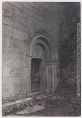 2 vues - 2618. [Vielle-Aure : chapelle d\'Agos : chrisme au-dessus de la porte]. - Toulouse : maison Labouche frères, [entre 1900 et 1920]. - Photographie (ouvre la visionneuse)