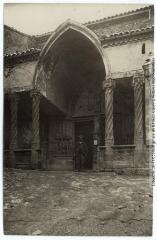 4 vues La Haute-Garonne. 351. Aurignac : porte de l'église / [photographie Henri Jansou (1874-1966)]. XO 1980. - Toulouse : phototypie Labouche frères, marque LF, [1936]. - Carte postale