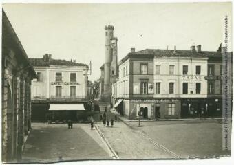 3 vues - Le Gers. 6. L\'Isle-Jourdain : place de la République. - Toulouse : phototypie Labouche frères, [entre 1905 et 1925]. - Carte postale (ouvre la visionneuse)