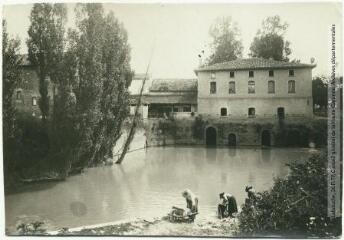 3 vues - Le Gers. 8. L\'Isle-Jourdain : le moulin. - Toulouse : phototypie Labouche frères, [entre 1905 et 1925]. - Carte postale (ouvre la visionneuse)