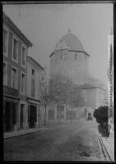 1 vue - Montréjeau : église Saint-Jean-Baptiste (vue prise de la rue nationale). - [entre 1900 et 1920]. - Photographie (ouvre la visionneuse)
