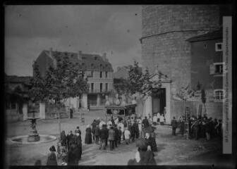 1 vue - Montréjeau : église Saint-Jean-Baptiste : procession de la Fête-Dieu. - [entre 1900 et 1920]. - Photographie (ouvre la visionneuse)