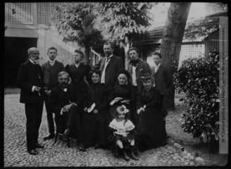 1 vue - Montréjeau : portrait de famille en extérieur. - [entre 1900 et 1920]. - Photographie (ouvre la visionneuse)