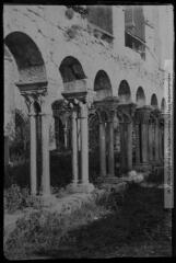 1 vue - Saint-Bertrand-de-Comminges : galerie du cloître. - [entre 1900 et 1920]. - Photographie (ouvre la visionneuse)