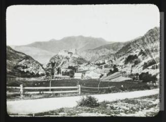 1 vue - Alpes(-Hautes). Château-Queyras (fort et village). - [entre 1900 et 1920]. - Photographie (ouvre la visionneuse)