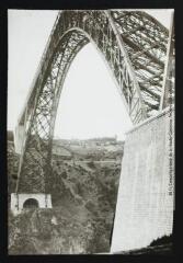 1 vue - Cantal. Garabit : grande arche du viaduc. - [entre 1900 et 1920]. - Photographie (ouvre la visionneuse)