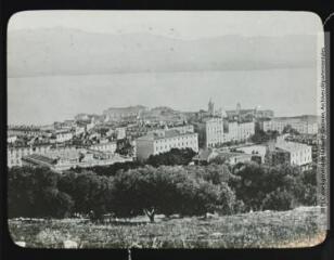 1 vue - Corse. Ajaccio : panorama : vue de la mer. - [entre 1900 et 1920]. - Photographie (ouvre la visionneuse)