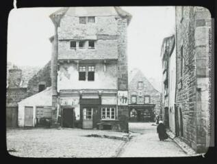 1 vue - Côtes-d\'Armor. Paimpol : vieilles maisons. - [entre 1900 et 1920]. - Photographie (ouvre la visionneuse)