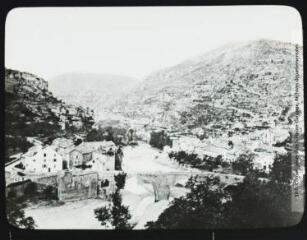 1 vue - Lozère. Sainte-Enimie à gauche de Causse de Sauveterre. - [entre 1900 et 1920]. - Photographie (ouvre la visionneuse)
