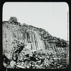 1 vue - Puy de Dôme : colonnes basaltiques. - [entre 1900 et 1920]. - Photographie (ouvre la visionneuse)