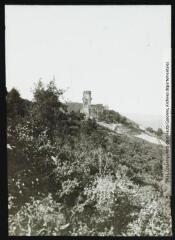 1 vue - Puy-de-Dôme. Tournaels [Tournoël] : le château vu de loin. - [entre 1900 et 1920]. - Photographie (ouvre la visionneuse)