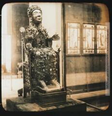 1 vue - Petit Palais : statue en or, reliquaire de Sainte-Foy trésor de Conques. - [entre 1900 et 1920]. - Photographie (ouvre la visionneuse)