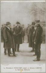1 vue - 111. Le président Poincaré remet au général Joffre la médaille militaire / cliché S. d\'A, d\'après l\'Illustration. - Paris : L\'At d\'Art Phot, [entre 1914 et 1918]. - Carte postale (ouvre la visionneuse)