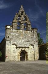 1 vue Plan d'ensemble du clocher-mur et du portail situés sur la façade ouest de l'église, vue de face [Clocher-pignon à cinq baies en plein cintre, réparé en 1726]. - Prise de vue du 16 juillet 1998.