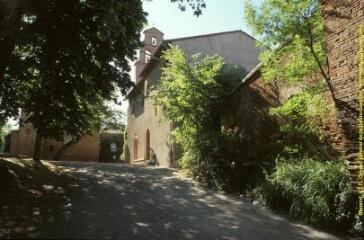 1 vue Plan d'ensemble de l'église, côté chevet et vue de l'arrière du clocher-mur. - Prise de vue du 22 juin 1998.