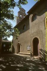 1 vue Plan de demi-ensemble de la façade sud de l'église et vue de l'arrière du clocher, vue de biais. - Prise de vue du 22 juin 1998.