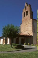 4 vues  - Plans d\'ensemble du clocher-mur situé sur la façade ouest de l\'église, vues de biais. - Prises de vue du 16 juillet 1998. (ouvre la visionneuse)