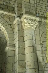 4 vues - Plans rapprochés des colonnes engagées aux chapiteaux feuillagés, vues de biais, en contre-plongée. - Prises de vue du 7 octobre 1998. (ouvre la visionneuse)