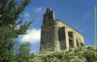 1 vue - Plan d\'ensemble de l\'église et du clocher-mur, vue de biais, côté sud-ouest. - Prise de vue du 12 novembre 1998. (ouvre la visionneuse)
