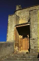 2 vues - Plans d\'ensemble de la rampe d\'accès menant au portail situé sur la façade sud de l\'église. - Prises de vue du 18 septembre et 24 novembre 1998. (ouvre la visionneuse)