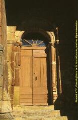 2 vues - Plans d\'ensemble de la porte d\'entrée de l\'église, vues de face. - Prises de vue du 18 septembre et 24 novembre 1998. (ouvre la visionneuse)