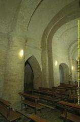 6 vues - Vues des entrées des chapelles latérales nord. - Prises de vue du 27 novembre 1998. (ouvre la visionneuse)