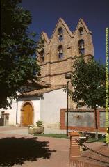2 vues - Plans d\'ensemble du clocher-mur situé sur la façade ouest de l\'église, vues de biais. - Prises de vue du 22 juin 1998. (ouvre la visionneuse)