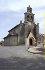 3 vues - Plans d\'ensemble du clocher-mur et du portail situés sur la façade ouest de l\'église, vues de biais. - Prises de vue du 19 mai 1998. (ouvre la visionneuse)