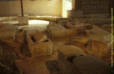 14 vues - Vues des vestiges archéologiques de la basilique [Sarcophages]. - Prises de vue du 19 mai et du 31 octobre 1998. (ouvre la visionneuse)