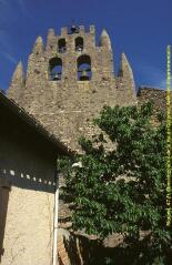 3 vues - Plans rapprochés de la partie supérieure du clocher-mur, vues en contre-plongée, de biais. - Prises de vue du 2 juin 1998. (ouvre la visionneuse)