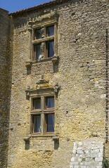 4 vues - Plans rapprochés des ouvertures de la façade du château, vues en contre-plongée, de biais. - Prises de vue du 19 mai 1998. (ouvre la visionneuse)