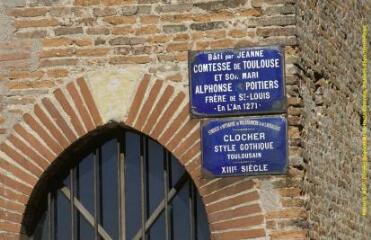 1 vue  - Inscriptions sur deux plaques placées sur le mur de l\'église: \'Bâti par Jeanne Comtesse de Toulouse et son mari Alphonse [de] Poitiers frère de St-Louis- en l\'An 1271\' et \'Syndicat d\'initiative de Villefranche-de-Lauragais - Clocher style gothique Toulousain - XIIIe siècle\'. - Sans date de prise de vue. (ouvre la visionneuse)