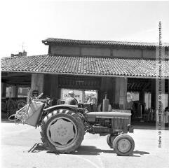 1 vue - Montesquieu-Volvestre : un tracteur dans une rue du village / Jean Ribière photogr. - 1976. - Photographie (ouvre la visionneuse)