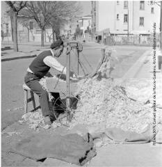 3 vues - Haute-Garonne : cardeur (matelassier) et sa machine à carder la laine / Jean Ribière photogr. - [entre 1950 et 1970]. - 3 photographies (ouvre la visionneuse)