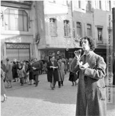2 vues - Haute-Garonne : marchande de bulles de savon / Jean Ribière photogr. - [entre 1950 et 1970]. - 2 photographies (ouvre la visionneuse)