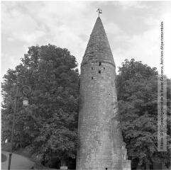 1 vue Avignonet-Lauragais : tour de la porte de Cers / Jean Ribière photogr. - [entre 1950 et 1970]. - Photographie