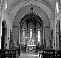 2 vues - Avignonet-Lauragais : église Notre-Dame des Miracles : le choeur abritant l\'autel et le maître-autel / Jean Ribière photogr. - [entre 1950 et 1970]. - 2 photographies (ouvre la visionneuse)