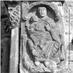 1 vue - Saint-Aventin : église Saint-Aventin : bas-relief de la Vierge en majesté / Jean Ribière photogr. - [entre 1950 et 1970]. - Photographie (ouvre la visionneuse)