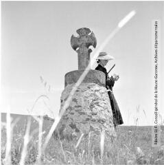 3 vues - Lacaune (Tarn) : croix de Saint-Sernin sur socle / Jean Ribière photogr. - [entre 1950 et 1970]. - 3 photographies (ouvre la visionneuse)