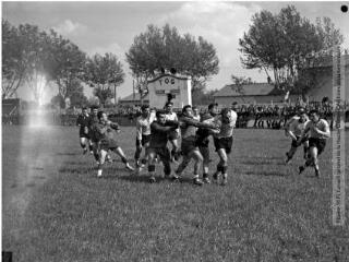 3 vues - Haute-Garonne : match de rugby à XV, Stade Toulousain - Grenoble / Jean Ribière photogr. - 1956-1957. - 3 photographies (ouvre la visionneuse)