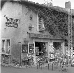 1 vue - Saint-Bertrand-de-Comminges : magasin de souvenirs et de faïences d\'art du pays / Jean Ribière photogr. - [entre 1950 et 1970]. - Photographie (ouvre la visionneuse)