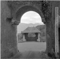 1 vue - Saint-Bertrand-de-Comminges : la porte Cabirole / Jean Ribière photogr. - [entre 1950 et 1970]. - Photographie (ouvre la visionneuse)