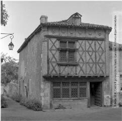 1 vue - Saint-Bertrand-de-Comminges : maison à colombage / Jean Ribière photogr. - [entre 1950 et 1970]. - Photographie (ouvre la visionneuse)