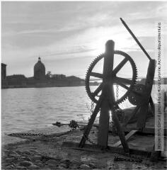 1 vue  - Toulouse : les bords de la Garonne, face à l\'hôpital de la Grave / Jean Ribière photogr. - 1956. - Photographie (ouvre la visionneuse)