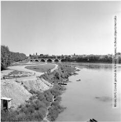 2 vues - Toulouse : le Pont-Neuf, depuis la Prairie des Filtres et panorama général de la ville / Jean Ribière photogr. - 1970. - 2 photographies (ouvre la visionneuse)
