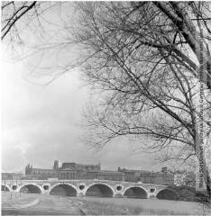 1 vue - Toulouse : le Pont-Neuf, les Jacobins et l\'église de la Daurade / Jean Ribière photogr. - 1970. - Photographie (ouvre la visionneuse)
