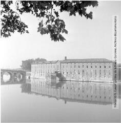 1 vue - Toulouse : l\'Hôtel-Dieu Saint-Jacques pris du quai de la rive droite / Jean Ribière photogr. - 1960-1962. - Photographie (ouvre la visionneuse)