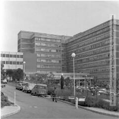 2 vues - Toulouse : Rangueil : l\'hôpital / Jean Ribière photogr. - [après 1974]. - 2 photographies (ouvre la visionneuse)