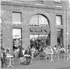 1 vue - Toulouse : boulevard Carnot : terrasse du Grand Café / Jean Ribière photogr. - vers 1966-1967. - Photographie (ouvre la visionneuse)