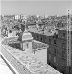 1 vue - Toulouse : vue générale des toits, depuis la terrasse des Nouvelles-Galeries / Jean Ribière photogr. - 1962. - Photographie (ouvre la visionneuse)
